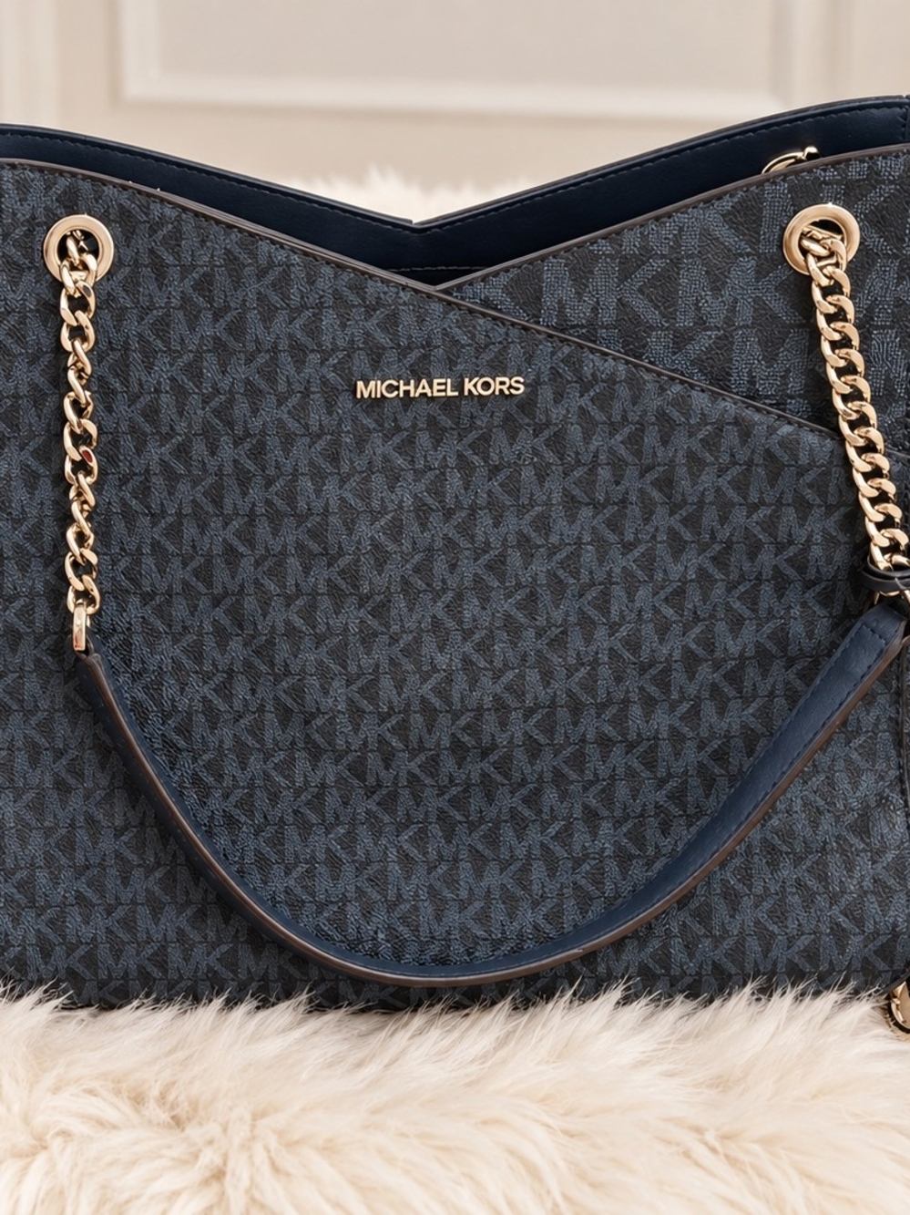 Michael Kors Jet Set Travel Shoulder Bag - Picture 10 of 10